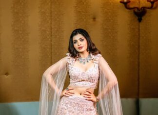 Ruchira Jadhav Instagram - Happy Diwali 🪔✨ Sorry guys wishing you little late as I was busy painting Diyas while watching our Indian team bursting some Patakhas on the ground 💥 #ruchirasays ✨Love & Light✨ #RuchiraJadhav MUA @glambypallavi Hair: @dat_mysterious_gal Photography: @thepawanshinde Outfit: @emiraasbyindrani Jewllery: @silverqueenj Venue : @thepark_navimum