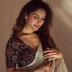 Ruhani Sharma Instagram – Saree obsession 🌺 
.
.
.
.
📸 @akshay.rao.visuals 
MUA @makeuphairbyrahul 
Styled by @hersheyy05 
Saree @suta_bombay 
Ear rings @bcos_its_silver