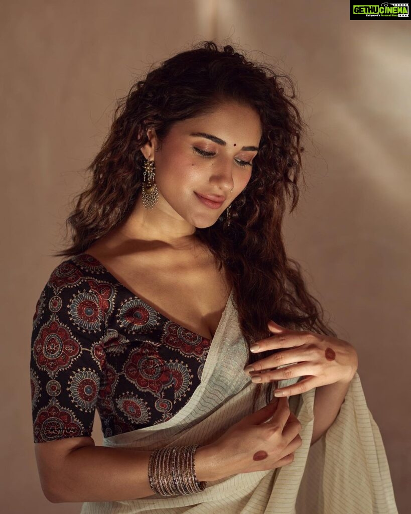 Ruhani Sharma Instagram - Saree obsession 🌺 . . . . 📸 @akshay.rao.visuals MUA @makeuphairbyrahul Styled by @hersheyy05 Saree @suta_bombay Ear rings @bcos_its_silver