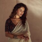 Ruhani Sharma Instagram – Saree obsession 🌺 
.
.
.
.
📸 @akshay.rao.visuals 
MUA @makeuphairbyrahul 
Styled by @hersheyy05 
Saree @suta_bombay 
Ear rings @bcos_its_silver