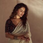 Ruhani Sharma Instagram - Saree obsession 🌺 . . . . 📸 @akshay.rao.visuals MUA @makeuphairbyrahul Styled by @hersheyy05 Saree @suta_bombay Ear rings @bcos_its_silver