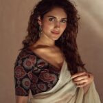Ruhani Sharma Instagram - Saree obsession 🌺 . . . . 📸 @akshay.rao.visuals MUA @makeuphairbyrahul Styled by @hersheyy05 Saree @suta_bombay Ear rings @bcos_its_silver