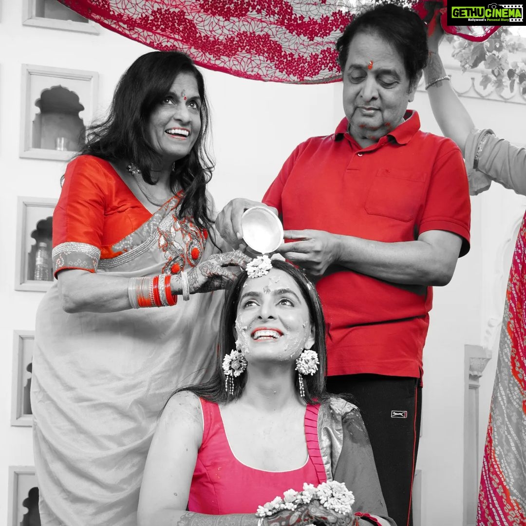 Ruhi Chaturvedi Instagram - Happy Birthday Maa ❤️ . Thank you for never giving up on me.... Showing me that fighting for what you LOVE is the way to Live life to the fullest. And Family comes before anyone... I love you moreeeeeee by each passing day ❤️. . . . #Maa #mypillarofstrength
