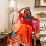 Ruhi Chaturvedi Instagram - 80's kay shaadi walay album kay pose wali photos aaj Instagram pe upload kar rahi hu.... Last slide tak dekhna 😁 . Mazzaa aayga . . . Outfit @pomcha_jaipur Styled @seam_stress_by_rajludhwani . . #shivkirooh #alwaysahappybride #lovelovelove