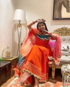 Ruhi Chaturvedi Instagram - 80's kay shaadi walay album kay pose wali photos aaj Instagram pe upload kar rahi hu.... Last slide tak dekhna 😁 . Mazzaa aayga 
.
.
.
Outfit @pomcha_jaipur 
Styled @seam_stress_by_rajludhwani 
.
.
#shivkirooh #alwaysahappybride #lovelovelove