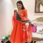 Ruhi Chaturvedi Instagram - 80's kay shaadi walay album kay pose wali photos aaj Instagram pe upload kar rahi hu.... Last slide tak dekhna 😁 . Mazzaa aayga . . . Outfit @pomcha_jaipur Styled @seam_stress_by_rajludhwani . . #shivkirooh #alwaysahappybride #lovelovelove