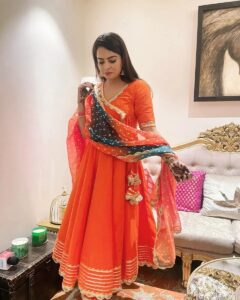 Ruhi Chaturvedi Instagram - 80's kay shaadi walay album kay pose wali photos aaj Instagram pe upload kar rahi hu.... Last slide tak dekhna 😁 . Mazzaa aayga 
.
.
.
Outfit @pomcha_jaipur 
Styled @seam_stress_by_rajludhwani 
.
.
#shivkirooh #alwaysahappybride #lovelovelove