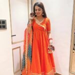 Ruhi Chaturvedi Instagram - 80's kay shaadi walay album kay pose wali photos aaj Instagram pe upload kar rahi hu.... Last slide tak dekhna 😁 . Mazzaa aayga . . . Outfit @pomcha_jaipur Styled @seam_stress_by_rajludhwani . . #shivkirooh #alwaysahappybride #lovelovelove