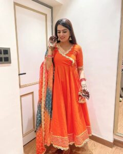 Ruhi Chaturvedi Instagram - 80's kay shaadi walay album kay pose wali photos aaj Instagram pe upload kar rahi hu.... Last slide tak dekhna 😁 . Mazzaa aayga 
.
.
.
Outfit @pomcha_jaipur 
Styled @seam_stress_by_rajludhwani 
.
.
#shivkirooh #alwaysahappybride #lovelovelove