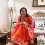 Ruhi Chaturvedi Instagram - 80's kay shaadi walay album kay pose wali photos aaj Instagram pe upload kar rahi hu.... Last slide tak dekhna 😁 . Mazzaa aayga . . . Outfit @pomcha_jaipur Styled @seam_stress_by_rajludhwani . . #shivkirooh #alwaysahappybride #lovelovelove