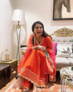 Ruhi Chaturvedi Instagram - 80's kay shaadi walay album kay pose wali photos aaj Instagram pe upload kar rahi hu.... Last slide tak dekhna 😁 . Mazzaa aayga 
.
.
.
Outfit @pomcha_jaipur 
Styled @seam_stress_by_rajludhwani 
.
.
#shivkirooh #alwaysahappybride #lovelovelove