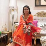Ruhi Chaturvedi Instagram - 80's kay shaadi walay album kay pose wali photos aaj Instagram pe upload kar rahi hu.... Last slide tak dekhna 😁 . Mazzaa aayga . . . Outfit @pomcha_jaipur Styled @seam_stress_by_rajludhwani . . #shivkirooh #alwaysahappybride #lovelovelove