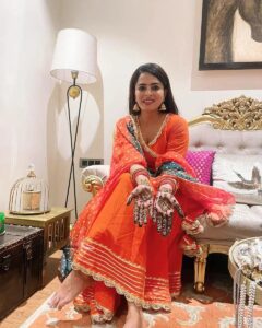 Ruhi Chaturvedi Instagram - 80's kay shaadi walay album kay pose wali photos aaj Instagram pe upload kar rahi hu.... Last slide tak dekhna 😁 . Mazzaa aayga 
.
.
.
Outfit @pomcha_jaipur 
Styled @seam_stress_by_rajludhwani 
.
.
#shivkirooh #alwaysahappybride #lovelovelove