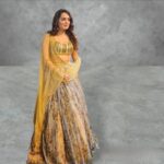 Ruhi Chaturvedi Instagram - Happy दशहरा ✨️ . . Outfit @rajgharana.rg Styled @seam_stress_by_rajludhwani Hair @shaheenchaudhary1 Pic @shilpasanghv . . . #letthegoodinyoushine✨