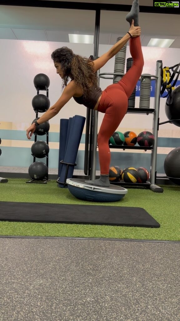Rukmini Vijayakumar Instagram - I had a transit time of 7 hours in the chicago airport… so I found the closest gym. It’s been difficult to train consistently with all the travel and performances. So I do it every chance that I get because… It’s important to train between performances. It keeps the power in my muscles . This training is different from my regular training to build strength… I call these “maintenance workouts” not “upgrade workouts” 😂 I’ve learned the hard way to not overload between shows when I have several in the week…. Thanks to my coach @somyarout2806 Lots of mobility work & Elbow plank O’s on swiss 1 min Sitting Leg raises 30 x2 SL swill mountain climbers 30 eachx2 Swiss hall Hamstring pulls 30x2 SL squat burpee ball slam 9kg 10eachx2 Renegade rows 6kg 10 eachx2 Sumo squat pulses 20kg 50x2 Kettle bell swings 20kg 20x2 Back squat 45kg 10 x2 Landmine: lunge to ankle rise push press 10 eachx2 Russian twists bounces 9kg 15 eachx2 SL Hip thrust on box 20eachx2 #training #dancerlife #travel #gym #chicago #traveller #strength #functional #bharatanatyamdancer Chicago's O'Hare International Air Port