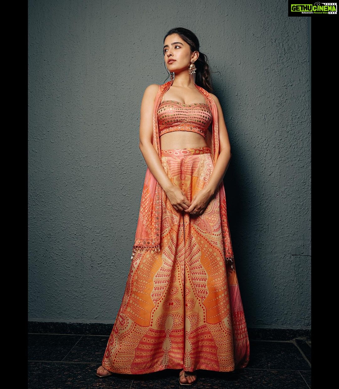 Rukshar Dhillon Instagram - #Gnapakalu song launch!π§‘ #SparkTheLife in theatres on 17th November! πΈ- @pranav.foto π- @alvirarego @styled_bysonali_ @ritukumarhq @suhanipittie ππ»ββοΈ- @aartigupta5565 π- @makeupbysalonij