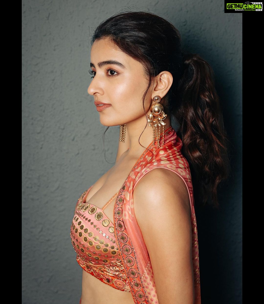 Rukshar Dhillon - 82.5K Likes - #Gnapakalu song launch!🧡
#SparkTheLife in theatres on 17th November!
📸- @pranav.foto
👗- @alvirarego @styled_bysonali_ @ritukumarhq @suhanipittie
💇🏻♀️- @aartigupta5565
💄- @makeupbysalonij