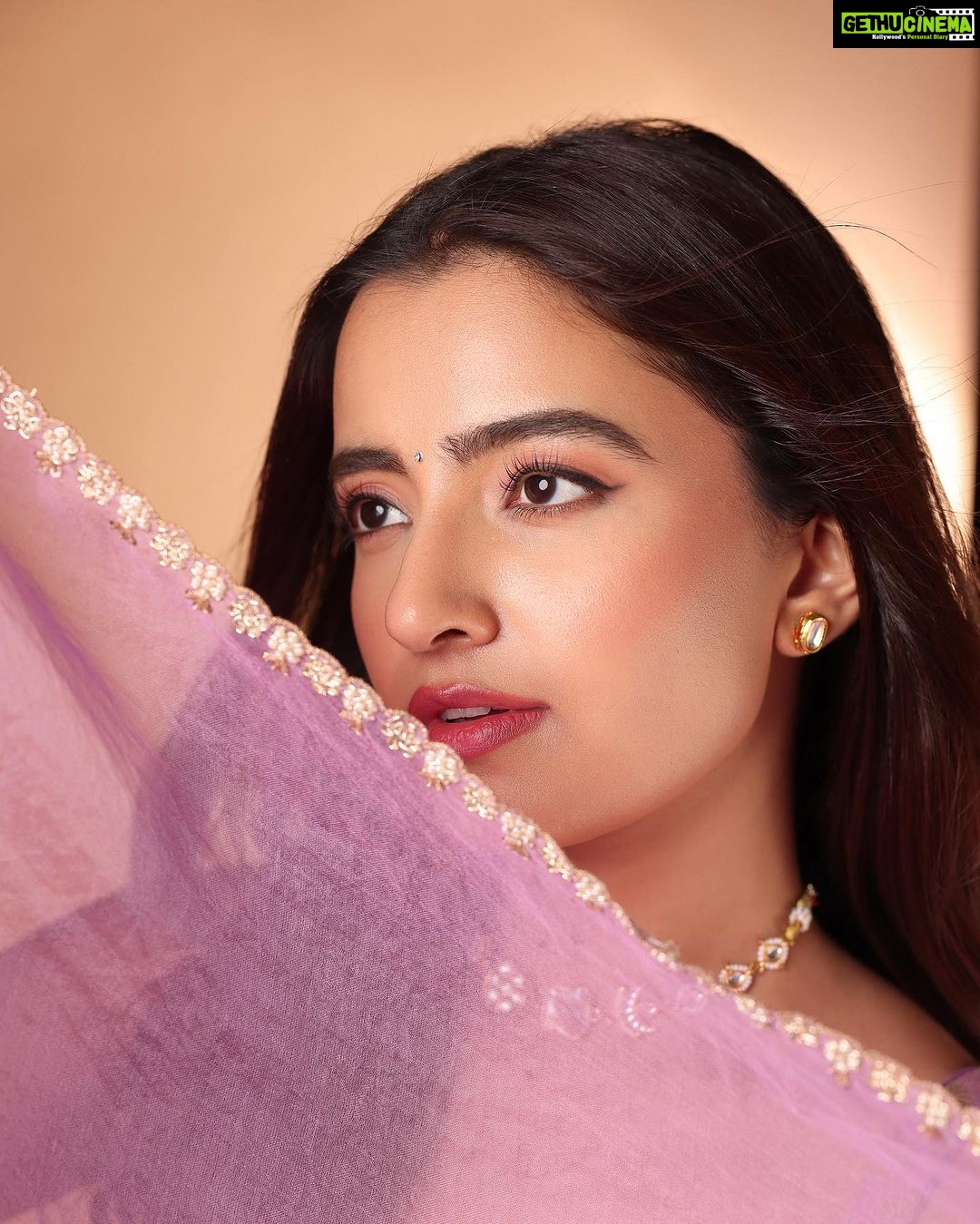 Rukshar Dhillon Instagram - Happy Dhanteras✨💟 Let the guilt free mithai season begin!🥰🤩 Captured by- @pranav.foto Make up- @makeupbysakshimehta Hair- @aartigupta5565 Wearing @anjanabohra_official PR @manalirawat Styled by @rashmitathapa Styling team @tedhimedhi Jewellery @thetrinkaholic