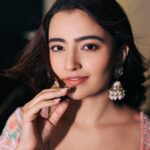 Rukshar Dhillon Instagram - Spark🎆 Captured by- @pranav.foto Styled by- @rashmitathapa Wearing- @anupellakuruofficial Jewellery- @thetrinkaholic Make up- @makeupbysakshimehta Hair- @aartigupta5565