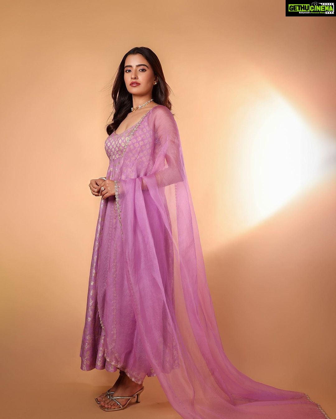 Rukshar Dhillon Instagram - Happy Dhanteras✨💟 Let the guilt free mithai season begin!🥰🤩 Captured by- @pranav.foto Make up- @makeupbysakshimehta Hair- @aartigupta5565 Wearing @anjanabohra_official PR @manalirawat Styled by @rashmitathapa Styling team @tedhimedhi Jewellery @thetrinkaholic
