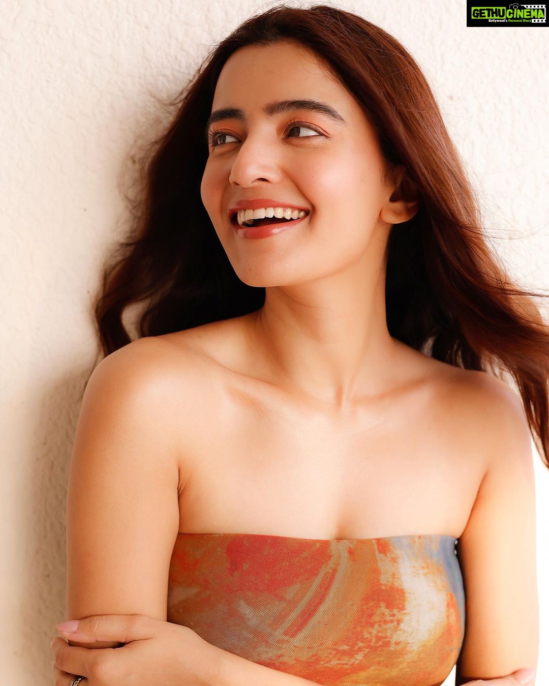 Rukshar Dhillon Instagram - POV- After seeing all the sweetest birthday wishes♥️ Shining in all your love. Thank you everyone! I feel truly special🥰