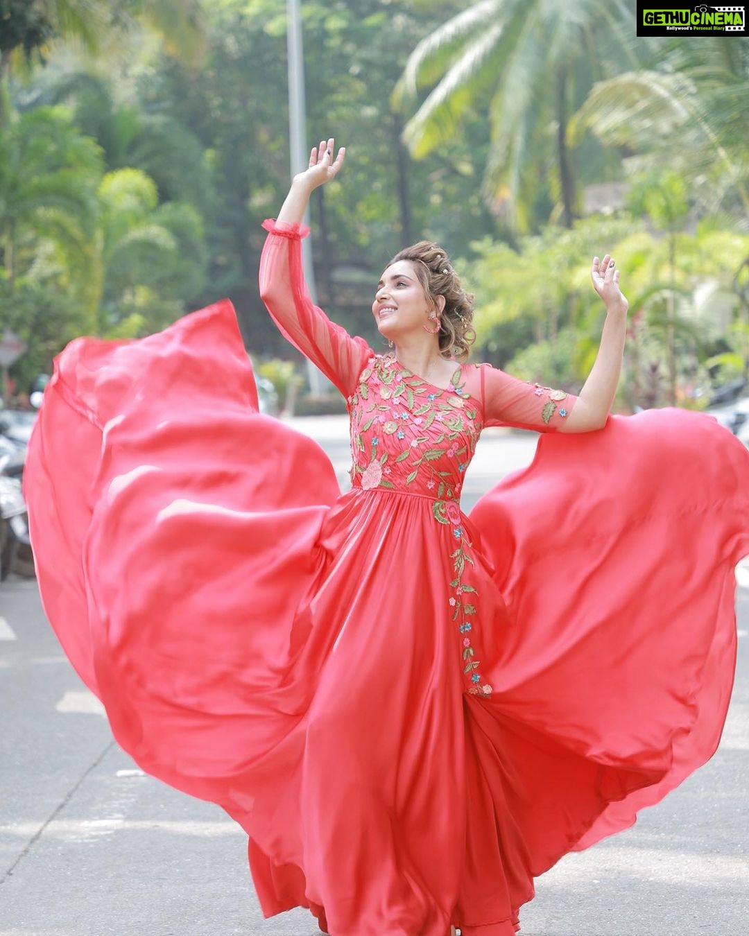 Rupali Bhosale Instagram - Until you spread your Wings, you'll have no idea how far you can fly 🧚🏻♀️ ~ RuMi ~ Makeup @mhatresameer60 Hair @ruksar__99 Clicked @miss_canon_21 Personal Assistant @raju_chiluka31 . . . . . . #LifeIsBeautiful #FeelLife #InstaGood #PositiveVibes #InstaPic #Sunday #SundayVibes #RupaliBhosle #RockingRupali #RupaliWinningHearts #KeepLoving #Sanjana #StarPravah #AaiKutheKayKarte 🧿