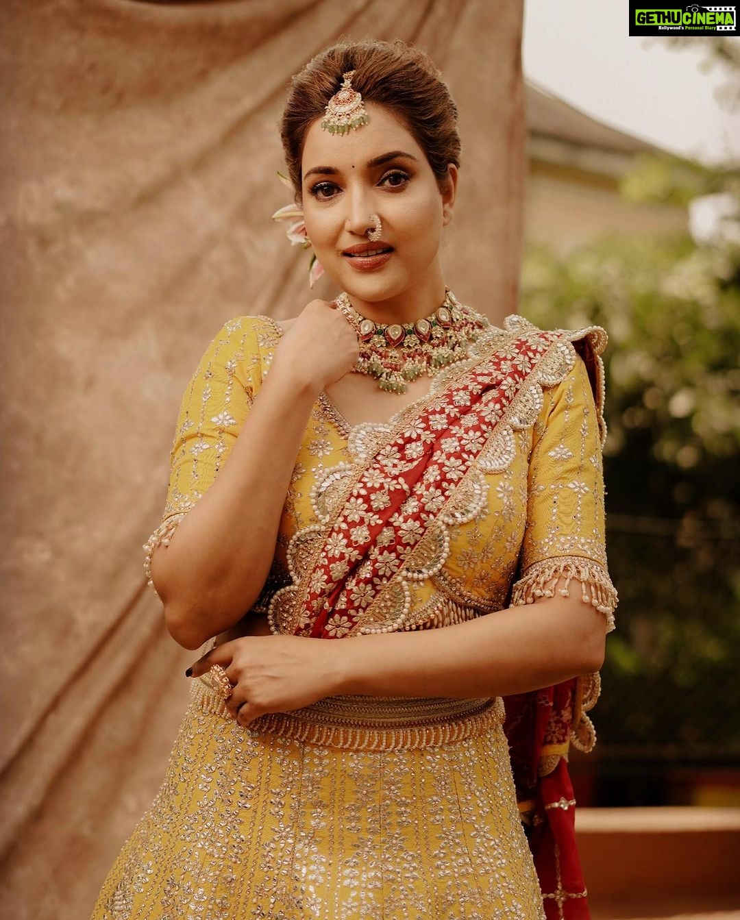 Rupali Bhosale Instagram - Let the beauty of what you love be what you do. ~ RuMi ~ Mua @makeupartist_smita Hair @hair_by_poornimagavhane Jewellery @jizajewellerystudio Outfit @mihir_designer_studio Captured by @gauravk6677 Styled and managed by @jizajewellerystudio Personal Assistant @raju_chiluka31 . . . . . . #LifeIsBeautiful #FeelLife #InstaGood #PositiveVibes #InstaPic #Friday #FridayVibes #RupaliBhosle #RockingRupali #RupaliWinningHearts #KeepLoving #Sanjana #StarPravah #AaiKutheKayKarte 🧿