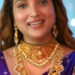 Rupali Bhosale Instagram - This Dhanteras, may the light of divine blessings fill your life with opulence and happiness. The Ranka family sends you heartfelt greetings for the festive season! ऐश्वर्य आणि आनंदाच्या हजारो क्षणांनी तुम्हा सर्वांचं आयुष्य उजळून जावो! रांका परिवारातर्फे तुम्हा सगळ्यांना दिवाळीच्या आणि धनत्रयोदशीच्या हार्दिक शुभेच्छा! BUY GOLD JEWELLERY & GET SILVER OF DOUBLE WEIGHT FREE! Offer available from 15 Oct. to 15 Nov. #RankaJewellers #premiumjewellery #fashionjewellery #punejewellers #jewellerydesign #indianjewellery #festivejewellery #goldjewellery #goldnecklace #goldearrings #festiveseason #indianfestivejewellery #gold #silver #diamond #silverjewellery #diamondjewellery #diwali #dhanteras #lakshmipujan #diwalipadwa #bhaidooj