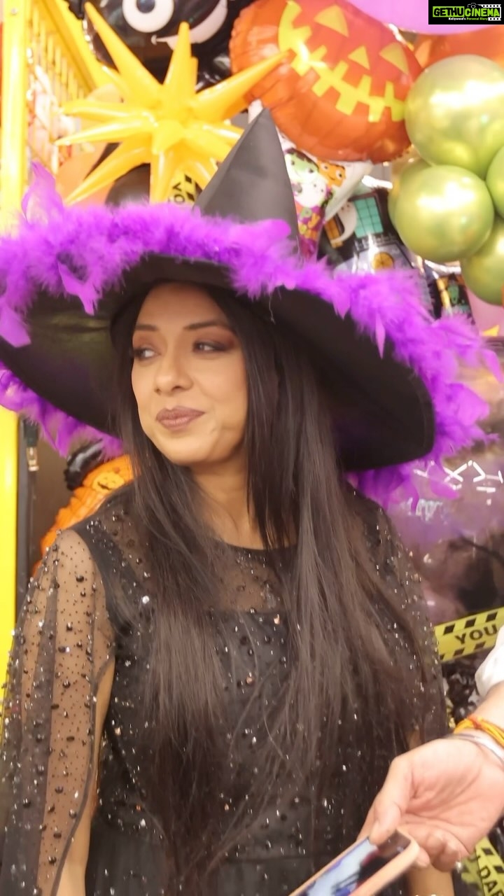 Rupali Ganguly Instagram - It’s the spookiest Halloween at Timezone with celebrity actress @rupaliganguly and her family… No tricks only treats 🎃👻 at Timezone games #celebrityparty #halloween #timezonegames #bowling #arcadegames #gamingfun #inthezone #zonemeinhoon