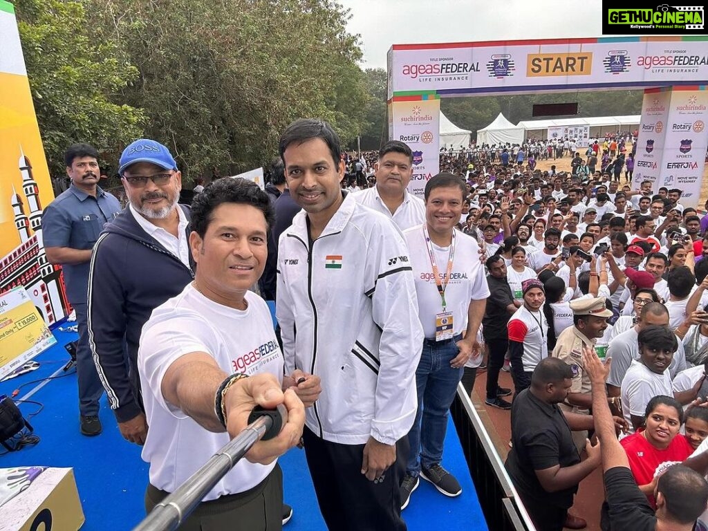 Sachin Tendulkar Instagram - To see almost 8,000 enthusiastic runners showing up for the @ageasfederal Life Insurance Hyderabad Half Marathon 2023, was fantastic. I was personally moved by the grit of visually challenged runners. They are an inspiration for all of us. Taking care of our planet’s health is as important as taking care of our own health. One of the initiatives in this direction has been the 10,000 trees being planted by us, on behalf of all marathon participants. #RunAgelessRunFearless #partnership