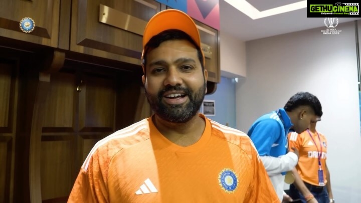 Sachin Tendulkar Instagram - The Medal Ceremony 🏅 in the dressing room just attained “LEGENDARY” status 🙌 #TeamIndia was in for a surprise when someone 𝗜𝗡𝗦𝗣𝗜𝗥𝗔𝗧𝗜𝗢𝗡𝗔𝗟 announced the best fielder award 🫡🔝 #CWC23 | #MenInBlue | #INDvSL