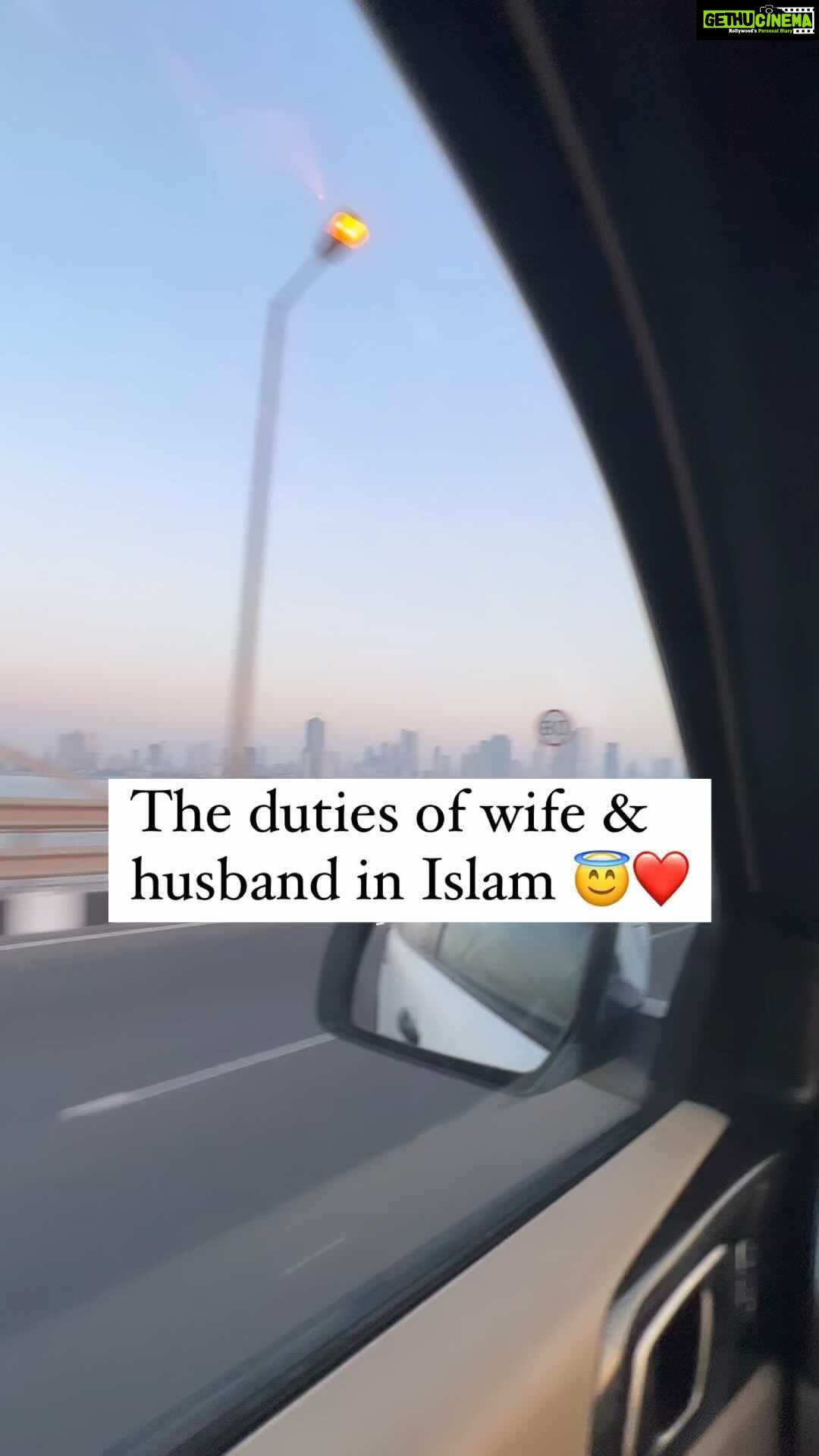 Sahar Afsha Instagram - Prophet Muhammad (PHUB) said : “Allah is pleased when a husband plays with his wife, due to this , Allah swt fixes thawaab (good rewards) for them , he establishes halal rizq for them “ Subhan Allah 💕 . . . . . . #saharafsha #couplegoals #love #life #hijab #deen #islam #ummah #muslim #allah #blessed #mashallah