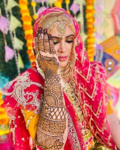 Sahar Afsha Instagram - Mehndi tumhare naam ki ❤️ 
#saharizkishadi 
.
.
.
.
.
Decor @blossomblr 
Mehndi artist @zaibamehendi7788 
Mehndi @_haya_by_naaz