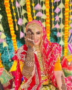 Sahar Afsha Instagram - Mehndi tumhare naam ki ❤️ 
#saharizkishadi 
.
.
.
.
.
Decor @blossomblr 
Mehndi artist @zaibamehendi7788 
Mehndi @_haya_by_naaz