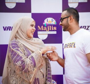 Sahar Afsha Instagram - “Yessss” we did it 💜💫 
My partner @arizzshaikh 🦁 
@majlis.expo @vaamoz