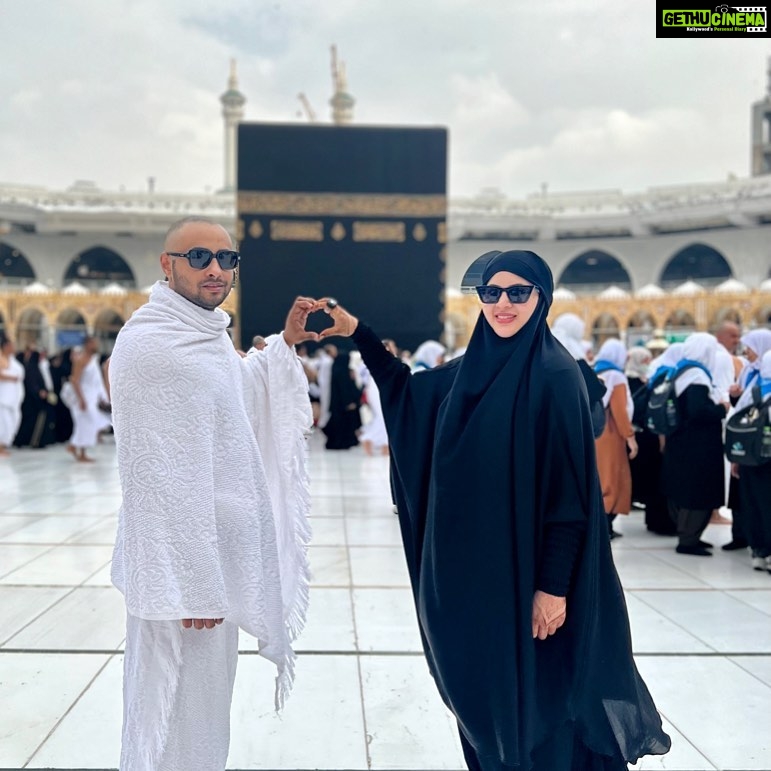 Sahar Afsha Instagram - Our second umrah completed Allahamdulliah … Allah swt iss umrah ka sawab saari ummat ko ata farmaye ❤️ A special thanks to my dear husband @arizzshaikh ❤️ Allahamdulliah for everything ❤️ Mecca, Saudi Arabia