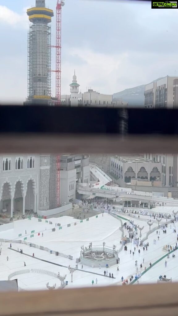 Sahar Afsha Instagram - Allah Ki rehmat baras rahi hai ❤️ allahamdulliah It’s raining in Kaaba 🕋 Mecca, Saudi Arabia