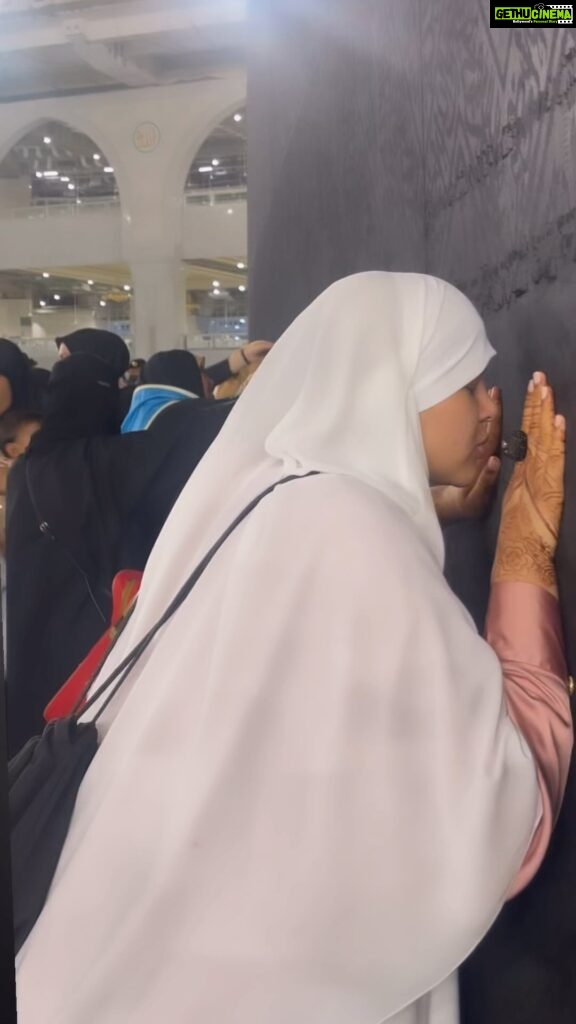 Sahar Afsha Instagram - How I wished , cried & prayed so much for it , to touch this ❤️ To let my tears fall here ❤️ & lay my head on the blessed ground 😭 Allahamdulliah . . . . #saharafsha #ummah #hijab #love #deen #islam #islamicquotes #spreadlove Mecca, Saudi Arabia