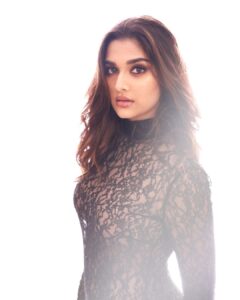 Saiee Manjrekar Instagram - 🕺 last night for @jioworldplaza

Outfit @ralphandrusso 
Styled by @manekaharisinghani
Makeup @mitavaswani 
Hair @kamaldeepss
📸 @tejasnerurkarr