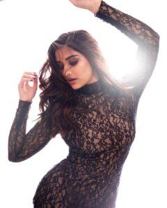 Saiee Manjrekar Instagram - 🕺 last night for @jioworldplaza

Outfit @ralphandrusso 
Styled by @manekaharisinghani
Makeup @mitavaswani 
Hair @kamaldeepss
📸 @tejasnerurkarr
