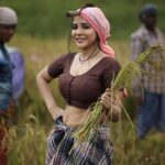 Sakshi Agarwal Instagram – This is a special gift from me for all of my insta family supporters and followers on this auspicious day 🔥
.
Wait for it.. Lots more to come in very different looks only for you.
A small look teaser from my upcoming Malayalam song. 
.
Thank you team for this amazing experience I had on the paddy fields and exploring the culture of South India.
.
A big salute to all our farmers💕
.
Prodn: @benzyproductions 
Hero: @ashkkarsoudaanofficial 
Dir: @subairzindagi 
Dop: @pradep_nair 
.
#paddyfield #farmerlife #farmerlook #malayalam #kerala Palakkad