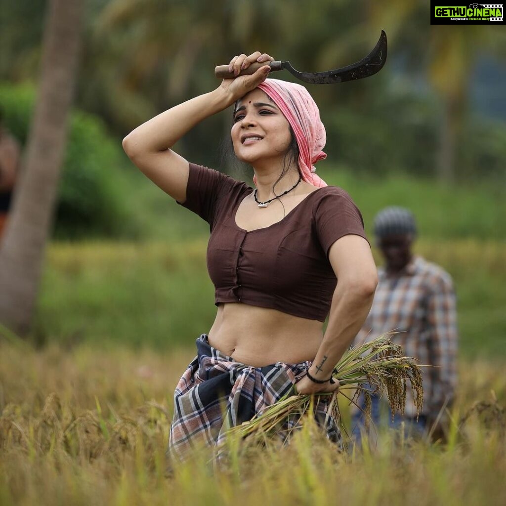 Sakshi Agarwal Instagram - This is a special gift from me for all of my insta family supporters and followers on this auspicious day 🔥 . Wait for it.. Lots more to come in very different looks only for you. A small look teaser from my upcoming Malayalam song. . Thank you team for this amazing experience I had on the paddy fields and exploring the culture of South India. . A big salute to all our farmers💕 . Prodn: @benzyproductions Hero: @ashkkarsoudaanofficial Dir: @subairzindagi Dop: @pradep_nair . #paddyfield #farmerlife #farmerlook #malayalam #kerala Palakkad