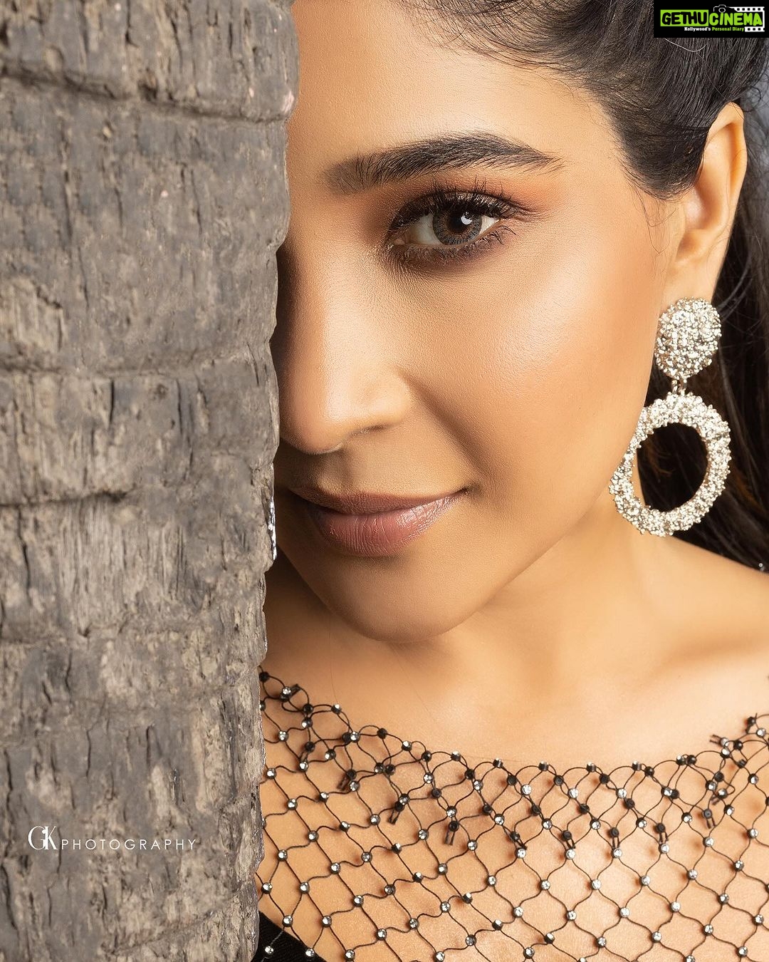 Sakshi Agarwal Instagram - Seeing the world through a different lens, one eye at a time. . Pic : @gk_.photography._ Hmua: @murugeshmakeup_hair @shalini_hairartist Location: @icchennai Retouch: @editors_desktop @jonnyjd5 . #uniqueperspective #oneeye #meshdress #beautyportrait #sakshiagarwal InterContinental Chennai Mahabalipuram Resort
