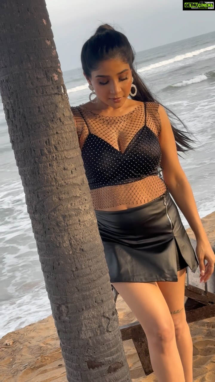 Sakshi Agarwal Instagram - Dont want to be rescued🔥 . #trendingreels #trendingsongs #chiggywiggy #sakshiagarwal InterContinental Chennai Mahabalipuram Resort