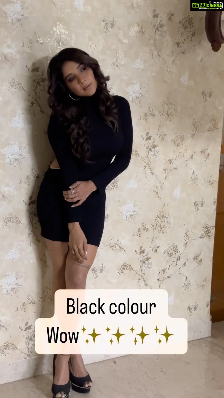 Sakshi Agarwal Instagram - So beautiful so elegant… Just looking like a wow✨❤️ . #instagramreels #trendingreels #reelsinstagram #transitionreels #viralreels #trendingreels #trendingsongs #trendalert Chennai, India