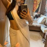 Sakshi Agarwal Instagram – Grooving through life in the pure elegance of a white saree🤍🤍
.
#leo #anirudhravichander #ordinaryperson #sakshiagarwal #sareereels #happyreels #grooving #trendingreels #mirrorselfie #abs #absalert 
@anirudhofficial Chennai, India