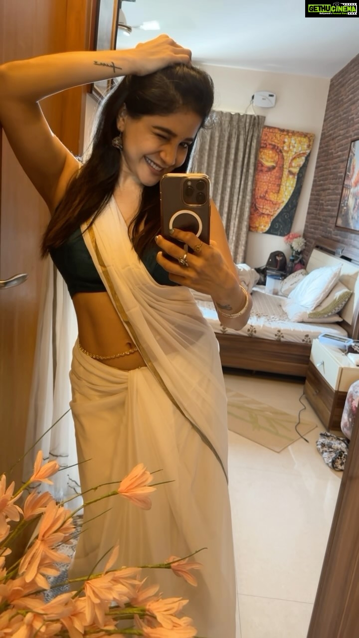 Sakshi Agarwal Instagram - Grooving through life in the pure elegance of a white sareeš¤š¤ . #leo #anirudhravichander #ordinaryperson #sakshiagarwal #sareereels #happyreels #grooving #trendingreels #mirrorselfie #abs #absalert @anirudhofficial Chennai, India