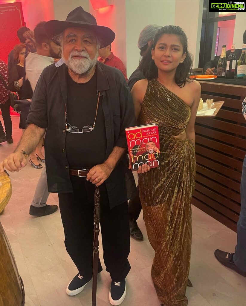 Sakshi Pradhan Instagram - Cool Cat In the Hat 🎩 📖 In a #memorable event that #celebrated the life and career of the #legendary #Adfilmmaker, #PrahladKakkar, much #anticipated Book #Launch an atmosphere filled with #laughter, #nostalgia, and #inspiration took #center stage 🙌🏽 The #occasion #memoir : “Ad Man Mad Man” Unapologetically @adman.madman @kakarmitali 📖 #trailblazer #FunnyBones #Legend #maverick #Literature