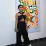 Sakshi Pradhan Instagram - Grateful for the invite to the mesmerizing Utopian Dystopia Art Exhibition in Mumbai by @jayeshsachdev @taoartgallery 🎨✨ The artists’ creations were nothing short of breathtaking, each painting telling a unique story. 🖼️📚 Truly an inspirational experience! #ArtistryInMumbai #UtopianDystopia #ArtExhibition” Worli Seaface