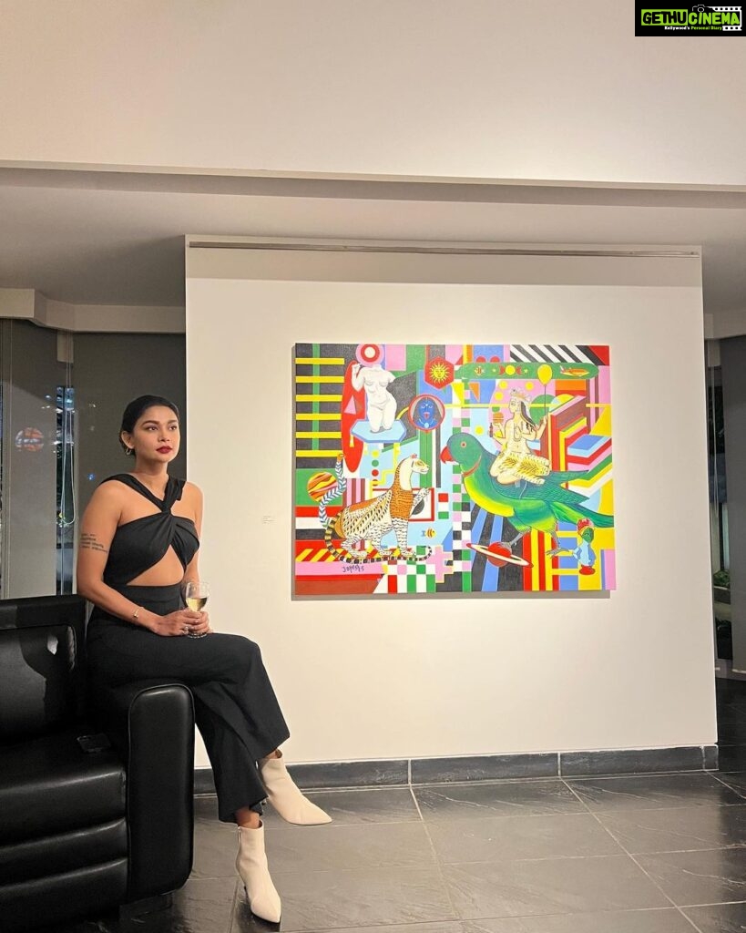 Sakshi Pradhan Instagram - Grateful for the invite to the mesmerizing Utopian Dystopia Art Exhibition in Mumbai by @jayeshsachdev @taoartgallery 🎨✨ The artists’ creations were nothing short of breathtaking, each painting telling a unique story. 🖼️📚 Truly an inspirational experience! #ArtistryInMumbai #UtopianDystopia #ArtExhibition” Worli Seaface